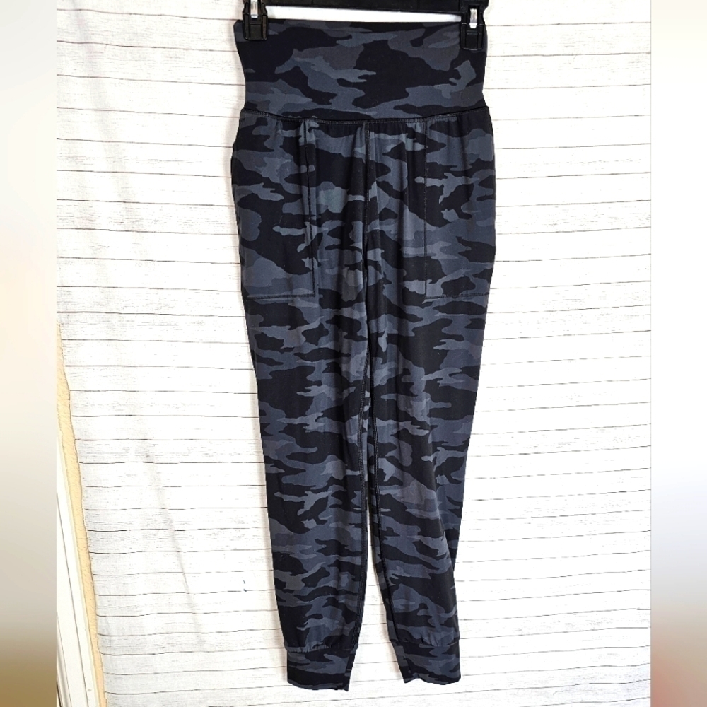 ATHLETA SALUTATION JOGGER CAMO, SZ XS